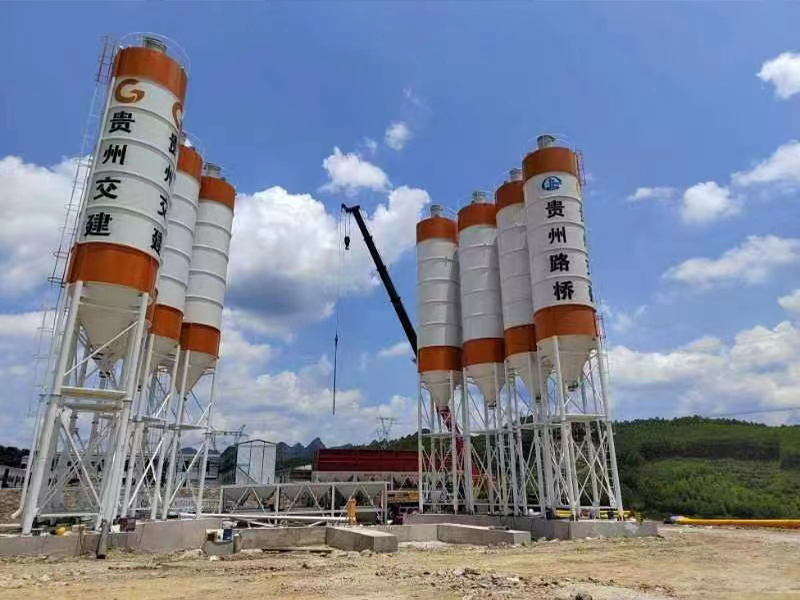 河荔高速双HZS120搅拌站安装现场